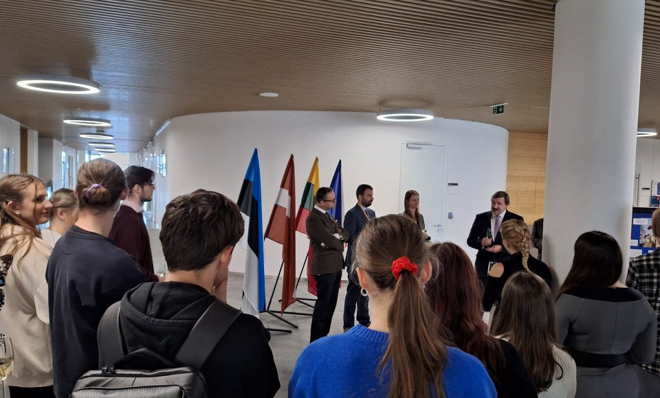 Prahos Karolio universiteto studentai diskutavo apie Dainuojančios ir Aksominės revoliucijų paraleles ir susipažino su Baltijos kelio istorija