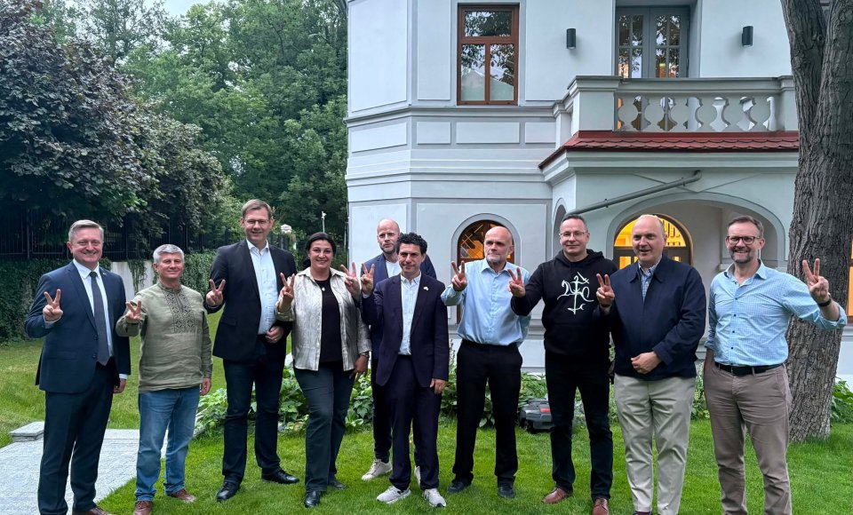 Susitikime ambasadoje iškeltos pasipriešinimo karinei agresijai ir totalitarizmui, istorinės atminties išsaugojimo temos
