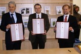 Po knygų perdavimo akto pasirašymo Prahos Karolio universitete